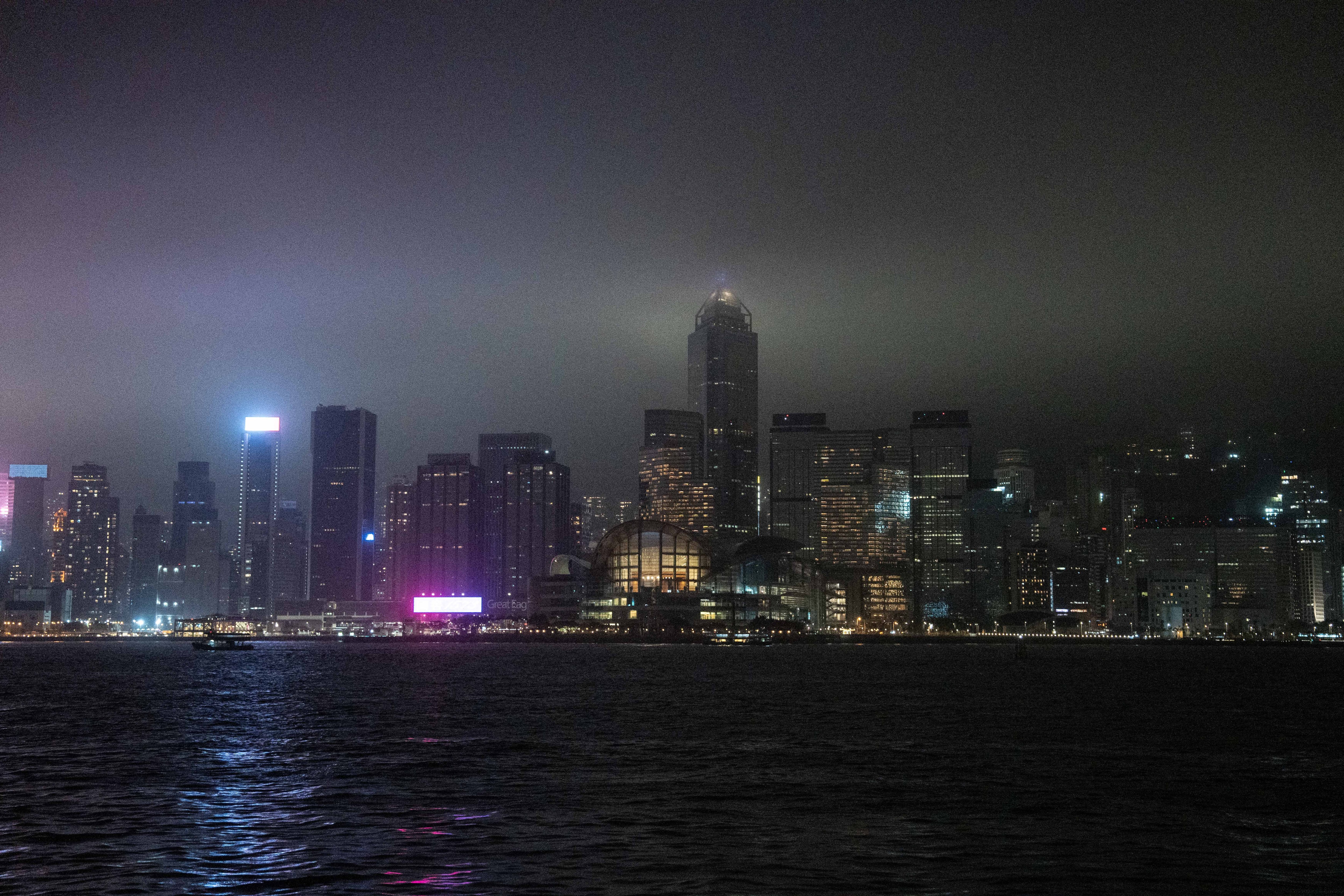 Se muestra una vista del horizonte de Hong Kong antes de que se apagaran las luces para marcar la campaña ambiental La Hora del Planeta el 25 de marzo de 2023. (Foto de Bertha WANG / AFP)