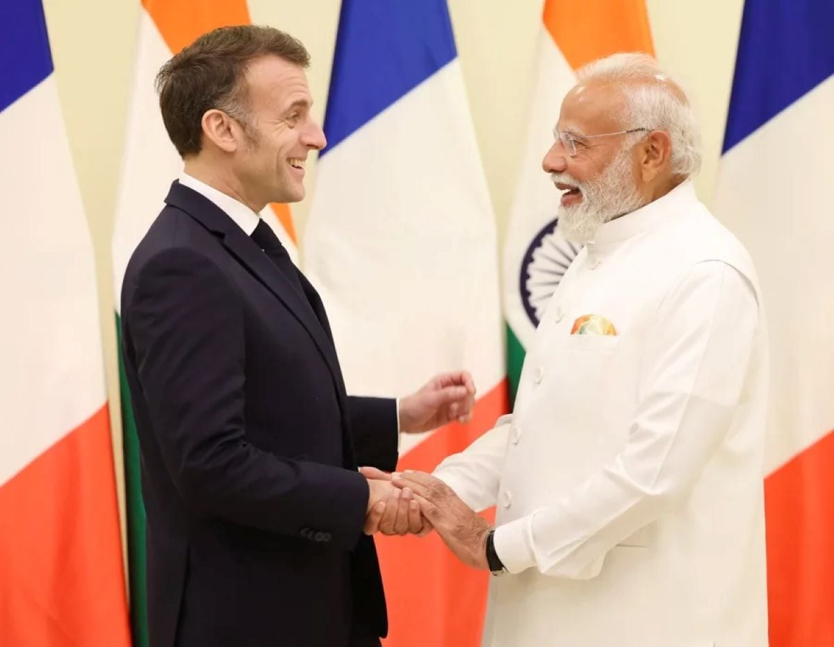 La actualización del convenio fiscal busca fortalecer la seguridad jurídica y dinamizar las inversiones entre Francia e India. En la imagen, el primer ministro indio, Narendra Modi, recibió el martes al presidente francés, Emmanuel Macron, en Bombai. Foto: EFE.