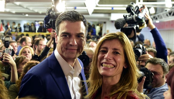 Pedro Sánchez y su esposa Begoña Gómez. (Foto de JAVIER SORIANO / AFP).