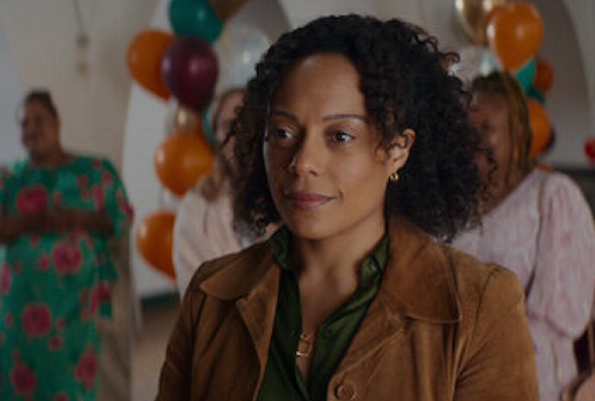 Kat Donovan (Rosalind Eleazar) se reencuentra con su exprometido y empieza a descubrir secretos del pasado en la miniserie de suspenso "Me haces falta" (Foto: Netflix)