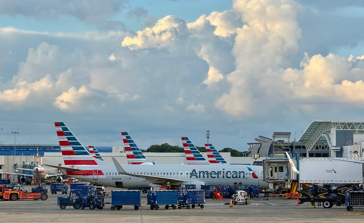 La aerolínea señaló que los dispositivos deberán mantenerse visibles y no podrán guardarse en los compartimentos superiores ni recargarse en pleno vuelo. (Foto: Daniel SLIM / AFP)
