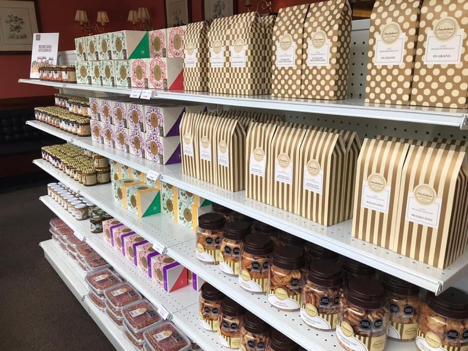 En tienda, los locales disponen entre 500 y 800 metros destinados a los salones. En en ese entocnes, los espacios eran góndolas y congeladoras que funcionaban como un minimarket.