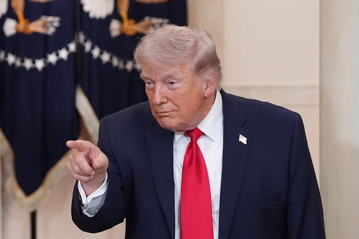 El presidente estadounidense Donald Trump gesticula tras hablar sobre la guerra con Irán desde el Salón de la Cruz de la Casa Blanca en Washington, DC, EE. UU., el 1 de abril de 2026. (EFE/EPA/ALEX BRANDON / POOL)