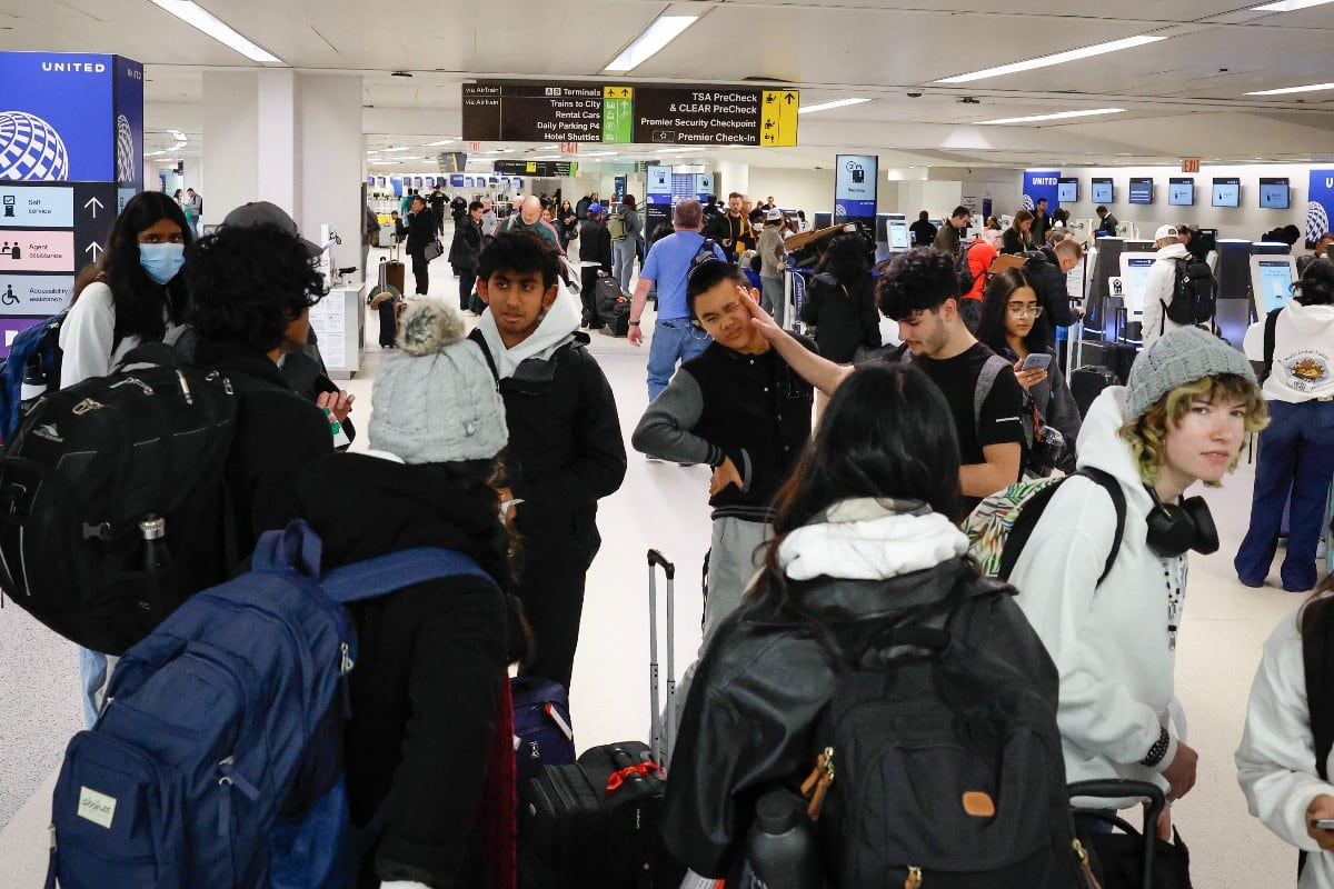 Las operaciones se reanudaron cerca de una hora después, pero el incidente afectó a cientos de viajeros. (Foto: KENA BETANCUR / AFP)