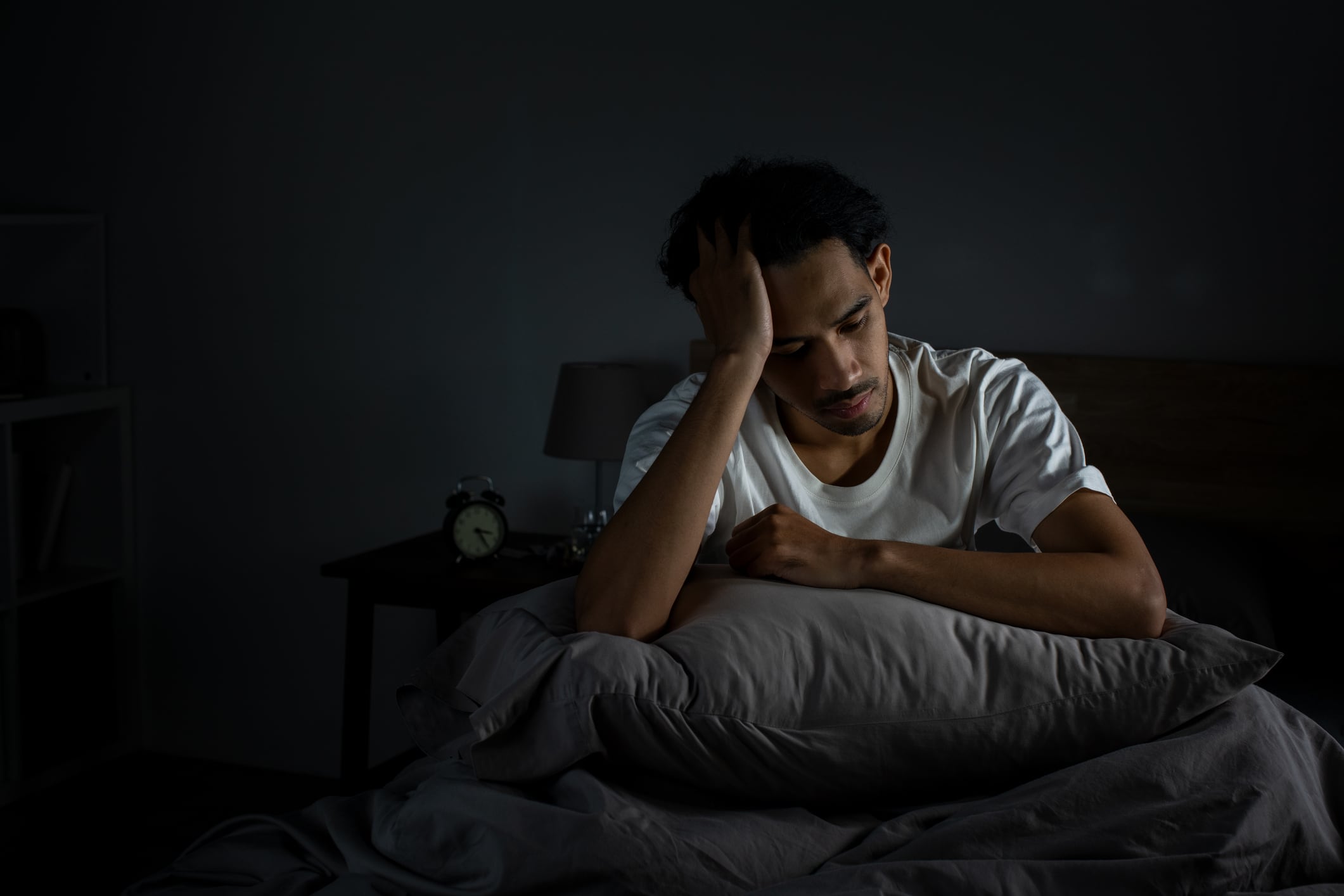 El uso excesivo del celular y el clima político tenso reducen la tolerancia y afectan el bienestar, según especialistas y estudios recientes. Foto: Istock