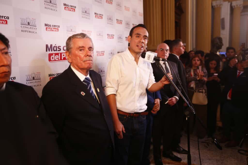 El presidente por sucesión constitucional aseguró que no va a renunciar a pesar del clamor popular. Foto: Mario Zapata N. @photo.gec