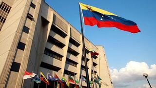 Bonos venezolanos siguen cayendo por planes de reforma de Maduro