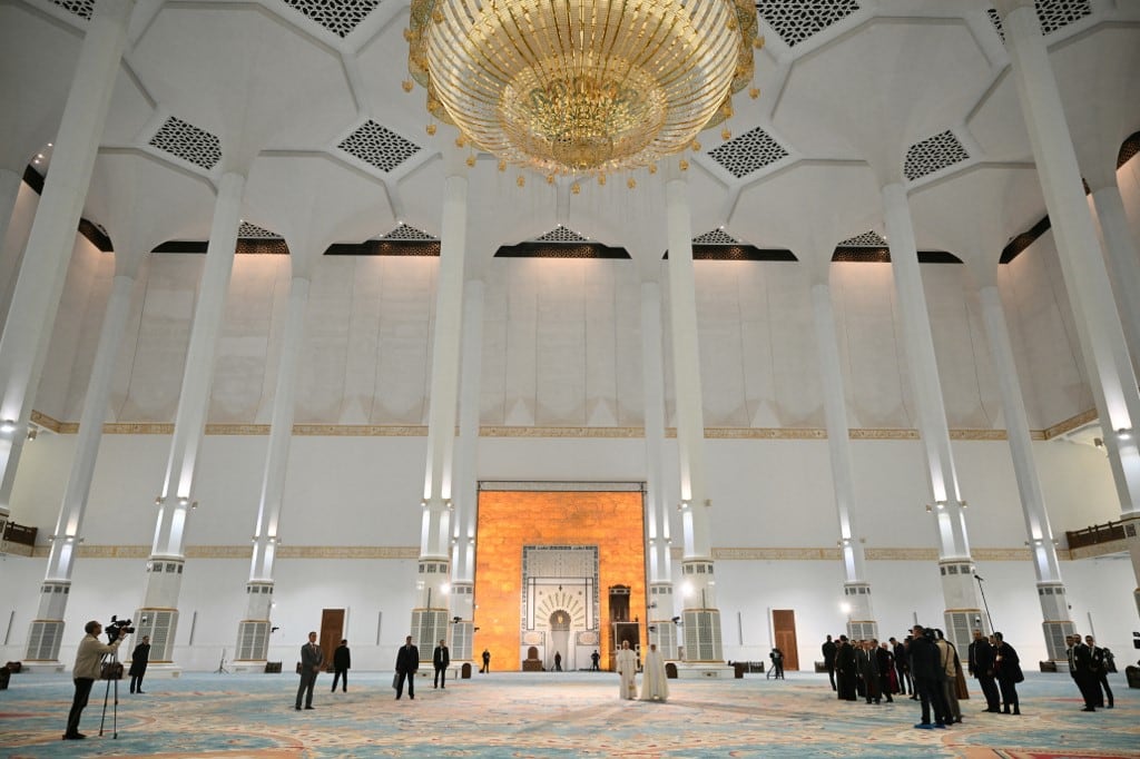 El papa León XIV visita la Gran Mezquita de Argel, «Djamaa El Djazair», junto al rector de la misma, Mohammed Al-Mamoun Al-Qasimi Al-Hassani, el 13 de abril de 2026. El papa León XIV inicia hoy una visita de 11 días a Argelia, Camerún, Angola y Guinea Ecuatorial, su primer gran viaje internacional desde que asumió el pontificado el año pasado. (Foto de Alberto PIZZOLI / AFP)
