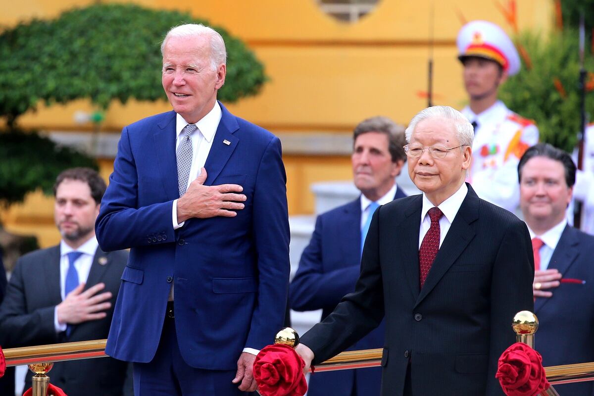 El secretario general vietnamita del Partido Comunista, Nguyen Phu Trong, y el presidente estadounidense, Joe Biden, en el Palacio Presidencial de Hanoi, Vietnam, el 10 de septiembre de 2023. (Foto de EFE/EPA/LUONG THAI LINH / POOL)