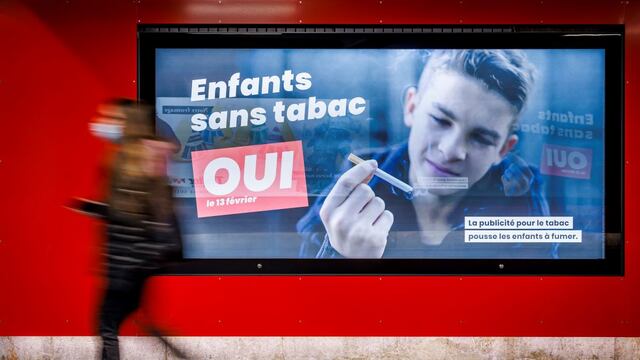 Suizos deciden limitar casi por completo publicidad del tabaco, según primeros resultados