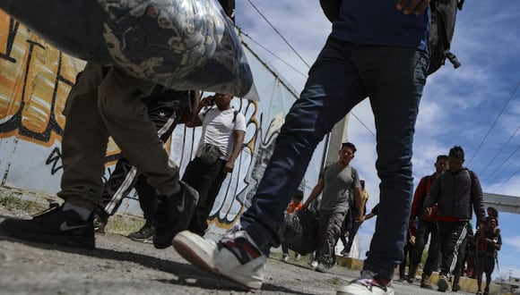Migrantes de diferentes nacionalidades que buscan asilo en Estados Unidos caminan hacia la frontera entre México y Estados Unidos luego de desembarcar del tren mexicano conocido como "La Bestia" en la ciudad fronteriza de Ciudad Juárez, Chihuahua, México, el 24 de abril de 2024 (Foto: Herika Martínez / AFP)