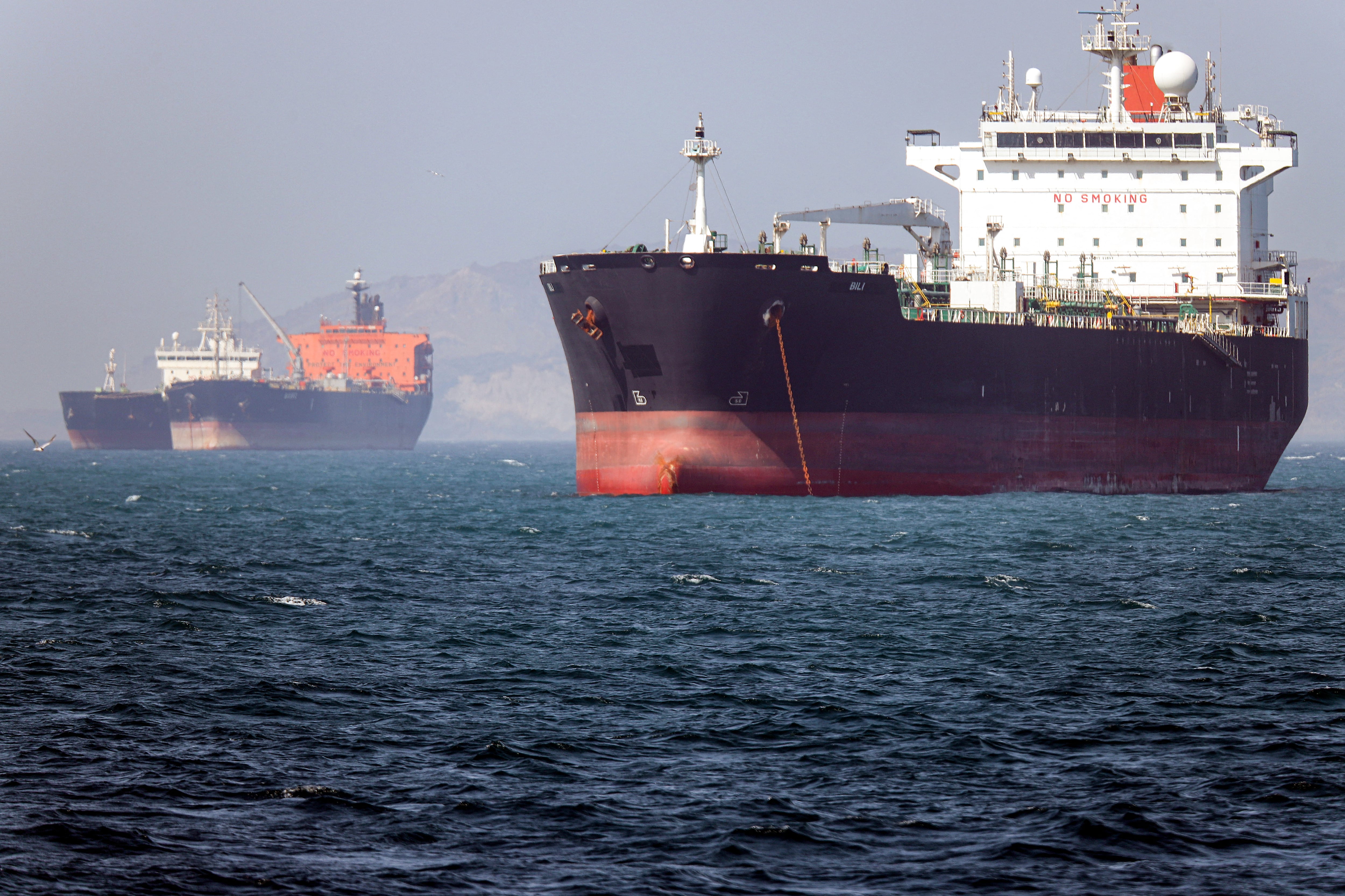 En esta Los enfrentamientos en el Estrecho de Ormuz reavivan temores sobre el impacto geopolítico y comercial en el mercado petrolero. Foto: Amirhossein KHORGOOEI / ISNA / AFP