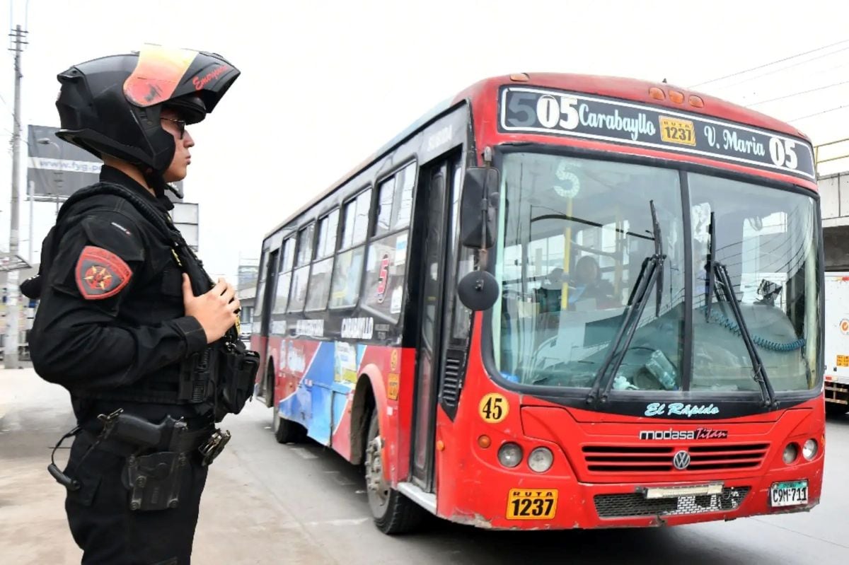 El ministro del Interior, Hugo Begazo, anunció la incorporación de cerca de 6 mil policías y el impulso de videovigilancia en buses como parte de las medidas para reforzar la seguridad en el transporte público. Foto: Andina.