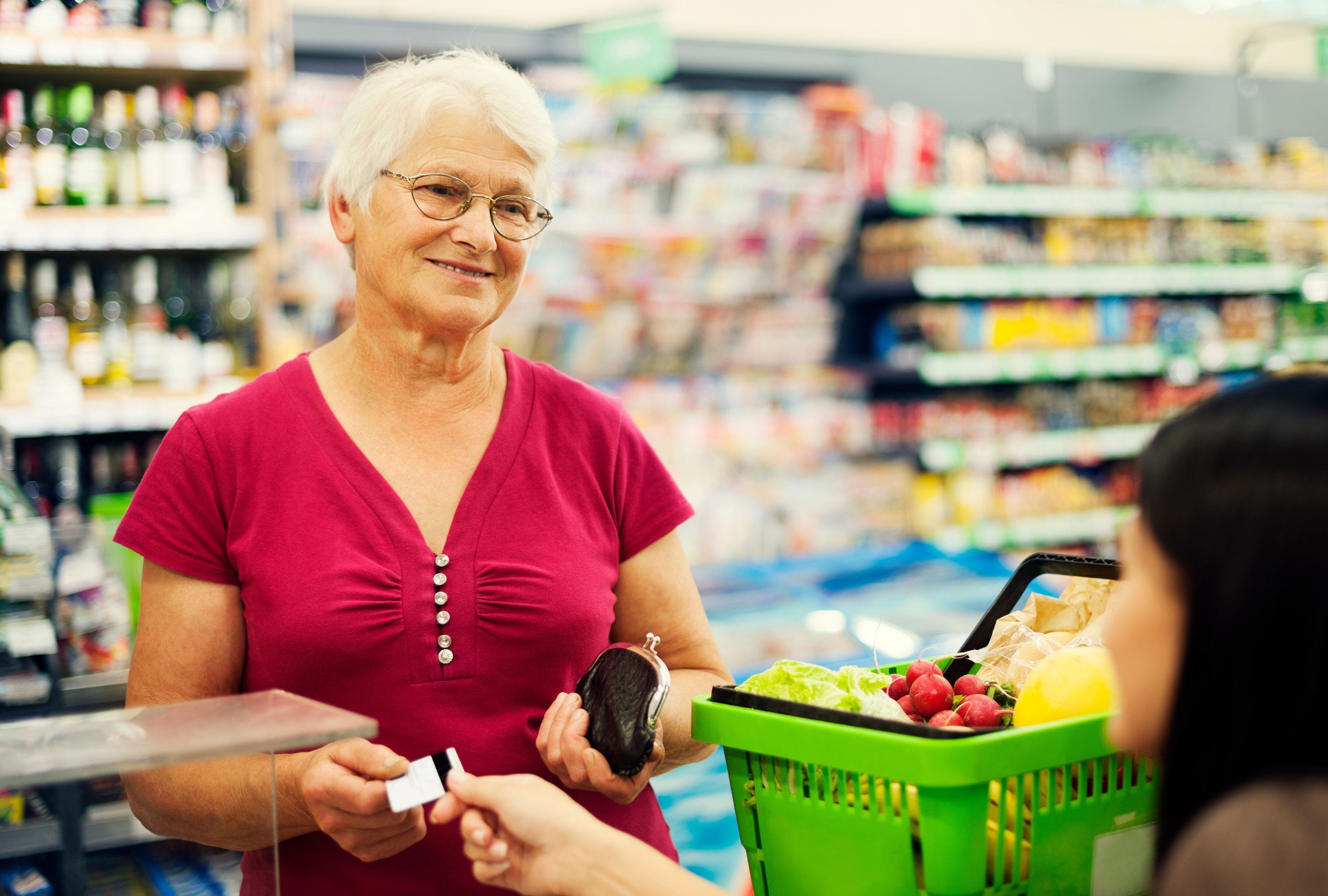 Cada centavo cuenta. Descubre cómo Walmart y otras tiendas están apoyando a nuestros jubilados con descuentos especiales. (Foto: gpointstudio / iStock)