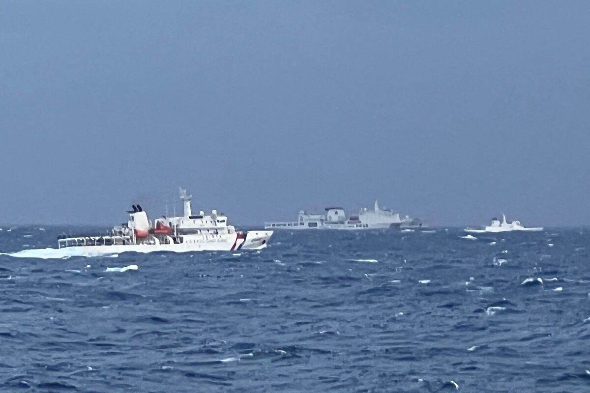 Un barco de la guardia costera china es visto pasando junto a barcos de la guardia costera de Taiwán en aguas al este de Taiwán, entre el 7 y 8 de diciembr de 2024. (Foto de Handout / GUARDIA COSTERA DE TAIWÁN / AFP)
