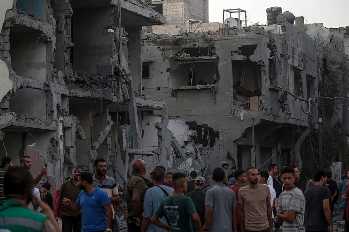 Un grupo de palestinos en una zona atacada por Israel en Gaza. EFE/EPA/Mohammed Saber