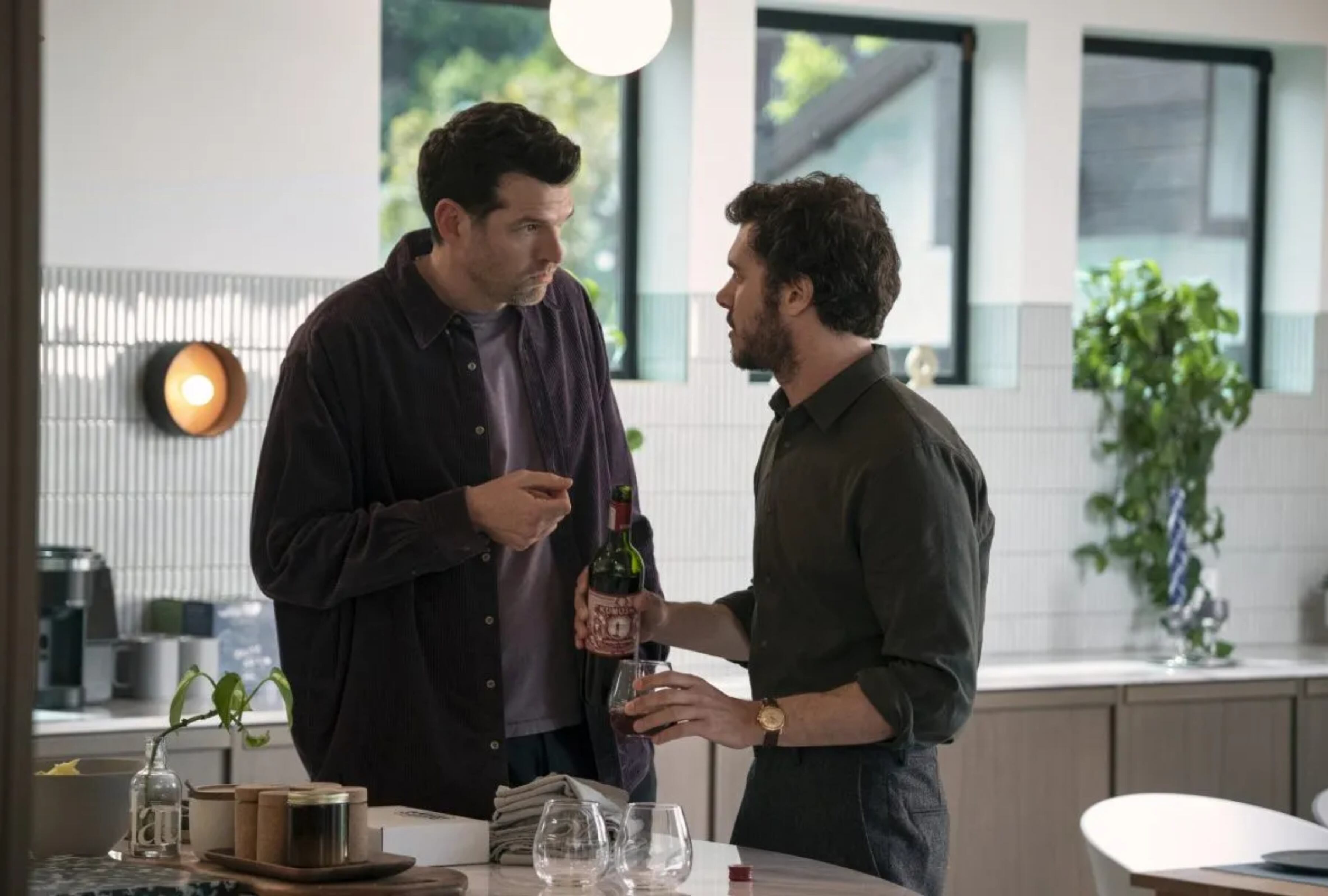 Timothy Simons como Sasha en la serie “Nobody Wants This” (Foto: Netflix)
