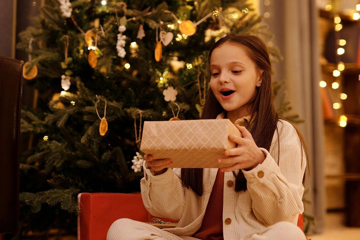 Es importante fomentar que los niños comprendan el esfuerzo que hay detrás de los regalos. (Foto: Nicole Michalou / Pexels)