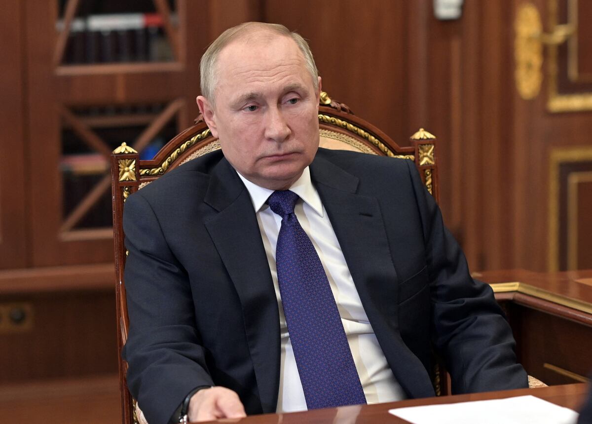 El presidente ruso, Vladimir Putin, asiste a una reunión con el gobernador de San Petersburgo en el Kremlin de Moscú el 1 de marzo de 2022. (Foto de Alexey NIKOLSKY / SPUTNIK / AFP)