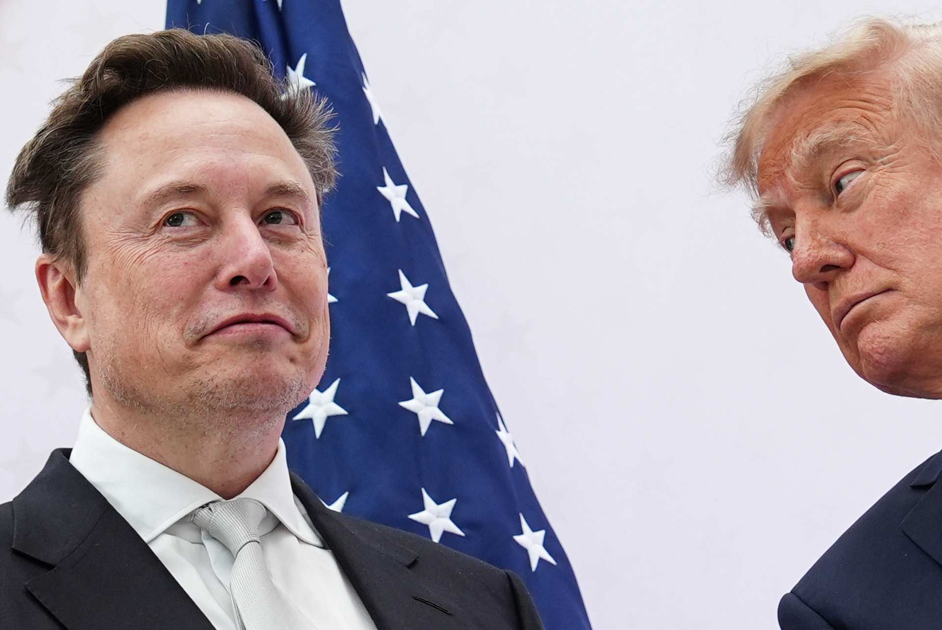 El presidente Donald Trump (d) condecora a Elon Musk con la Medalla Nacional para las Ciencias, en Washington, el 8 de octubre del 2026. (AP foto/Julia Demaree Nikhinson)