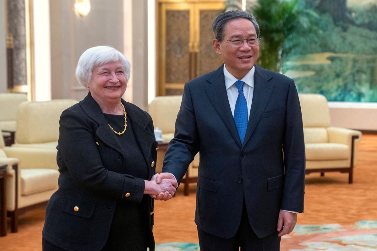 Beijing (China), 07/07/2023.- El primer ministro chino, Li Qiang (D), se da la mano con la Secretaria del Tesoro de EE.UU., Janet Yellen (I), durante una reunión en el Gran Salón del Pueblo en Beijing, China, el 7 de julio de 2023. EFE/EPA/Mark Schiefelbein / PISCINA