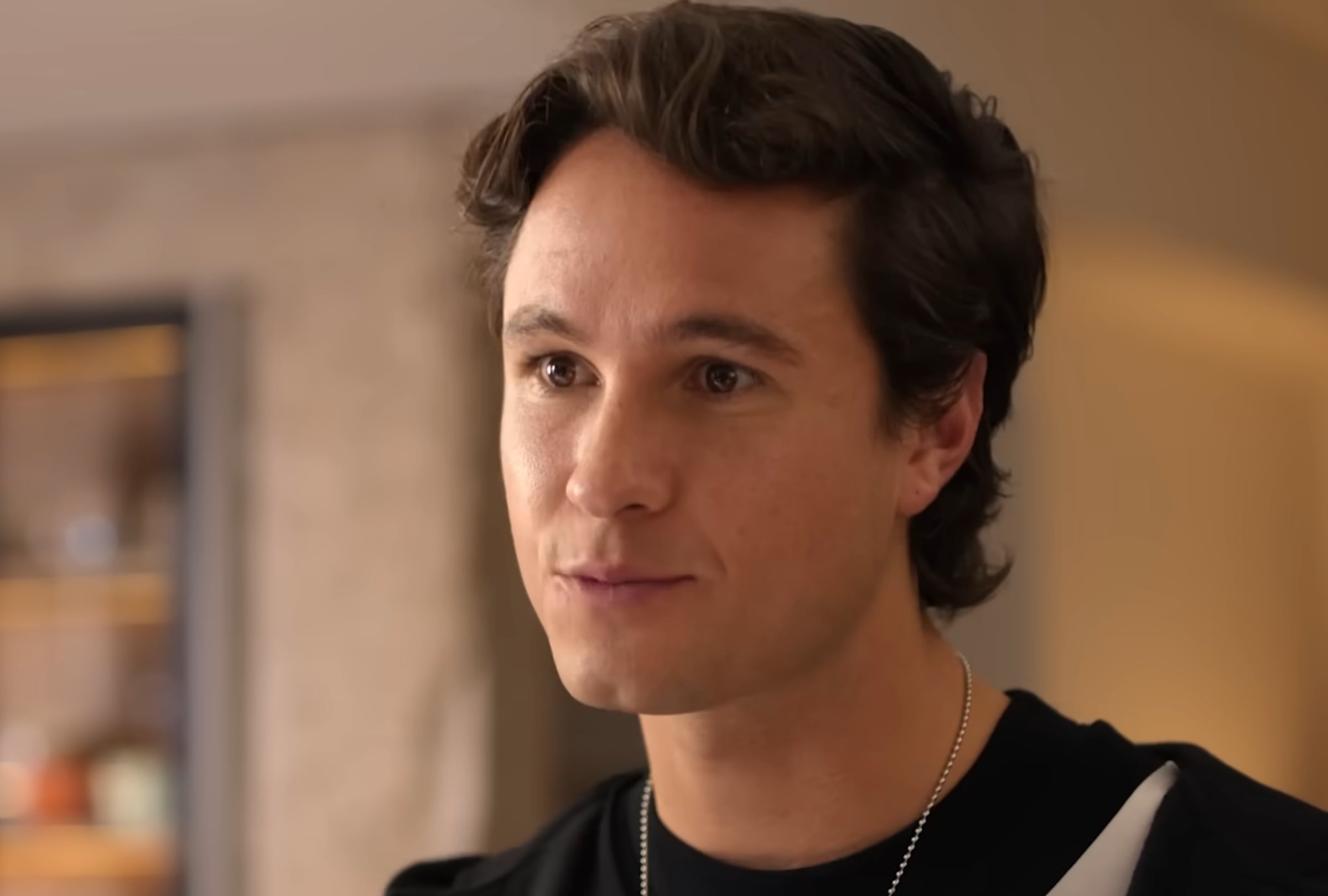 Michael Ronda como Simón Álvarez en una escena de la serie "Soy Luna: Volver a rodar" (Foto: Metrovisión Producciones / Disney+)