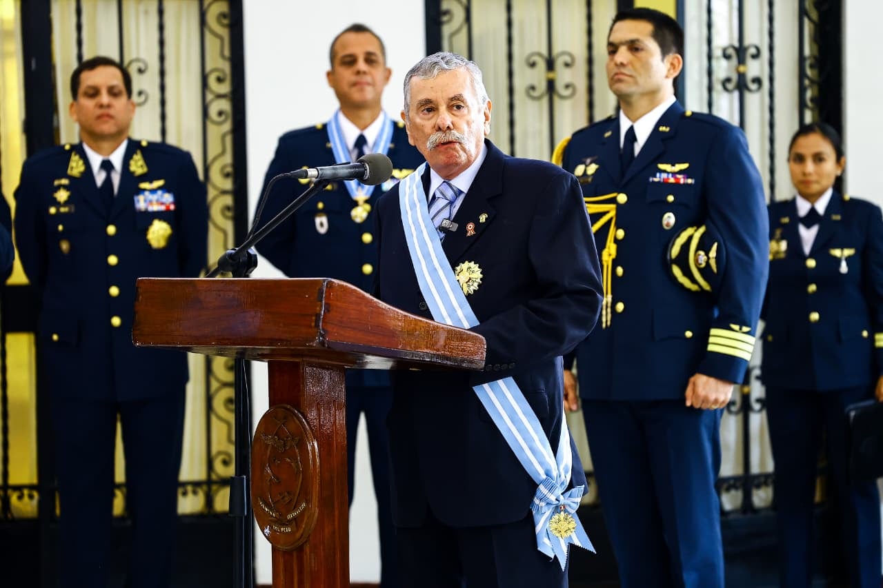 Reconocimiento a Rospigliosi fue entregado por el comandante general de la FAP, general del aire Mario Raúl Contreras León. Foto: Congreso
