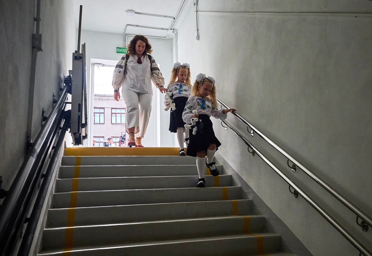 Járkov (Ucrania), 09/02/2024.- Los niños bajan las escaleras de la entrada de una escuela subterránea durante el inicio del nuevo año escolar, conocido como el "Día del Conocimiento", en Járkov (Ucrania), el 02 de setiembre de 2024, en medio de la invasión rusa. La escuela subterránea, que abrió el 13 de mayo de 2024, está ubicada no lejos del edificio residencial de 12 pisos, que fue alcanzado por un ataque con misiles rusos el 30 de agosto de 2024, dejando al menos seis personas muertas, dijo en un telegrama el jefe de la Administración Militar de Járkov, Oleg Synegubov. EFE/EPA/SERGEY KOZLOV