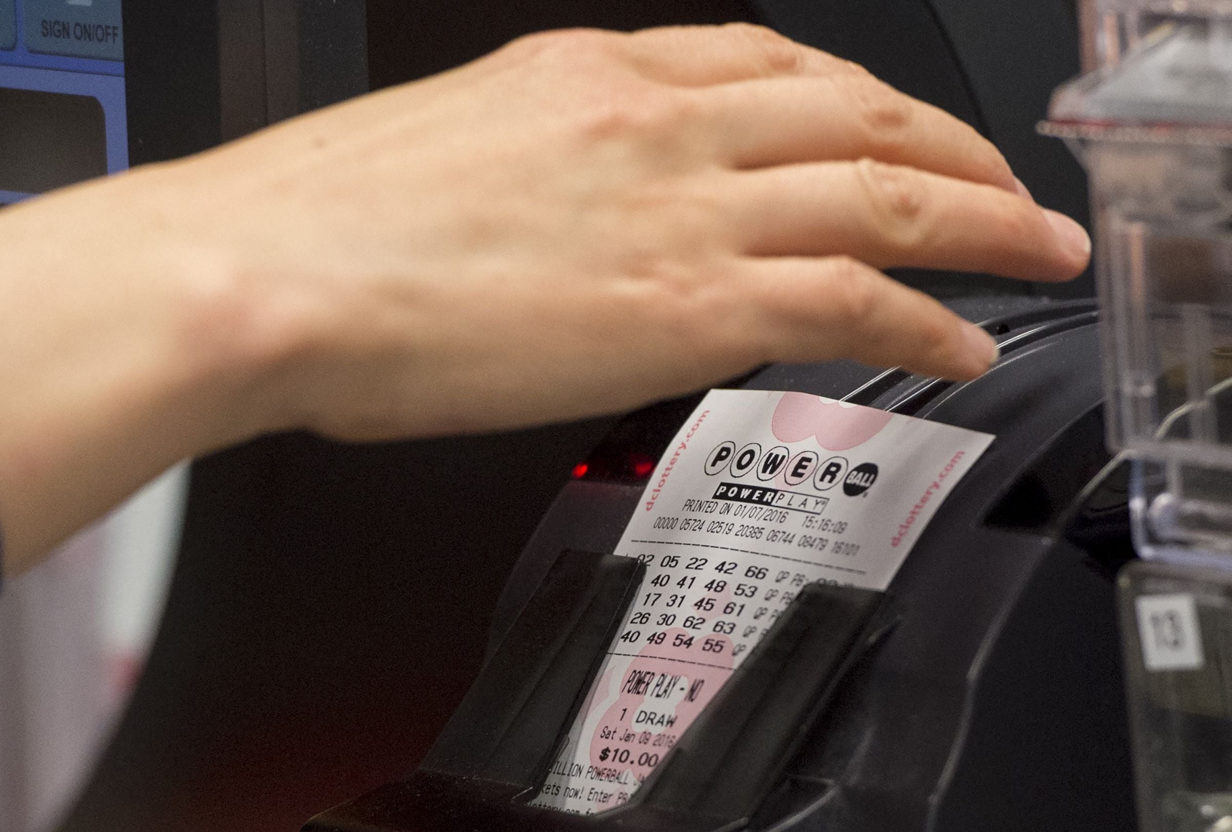 Revisa esta nota para que descubras quién ganó el Powerball hoy, sábado 14 de febrero, en EE.UU. (Foto: SAUL LOEB / AFP)