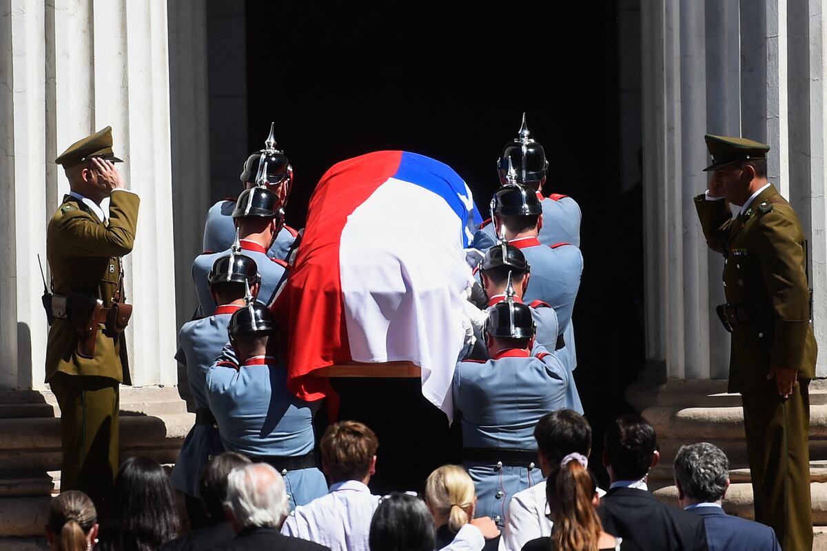 El Regimiento de Escolta Presidencial No. 1 "Granaderos" escolta el ataúd con el cuerpo del ex presidente chileno Sebastián Piñera frente al Palacio del Congreso Nacional en Santiago el 7 de febrero de 2024. (Foto de Pablo Vera/AFP)