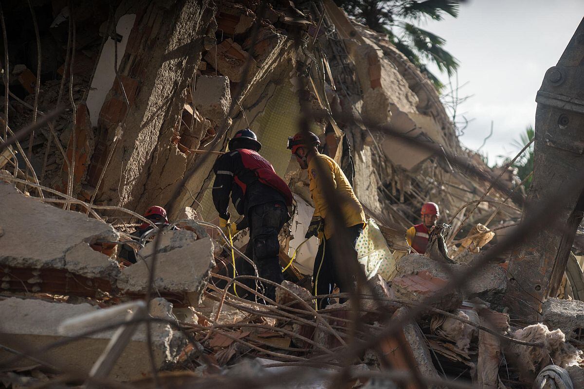 Integrantes de equipos de rescate trabajan este jueves, en un edifico afectado por un terremoto en la zona de Altamira en Caracas (Venezuela) | Foto: EFE/ Boris Vergara