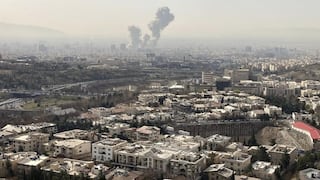 Ataque a Irán eleva riesgos de alza del petróleo hacia los US$ 100