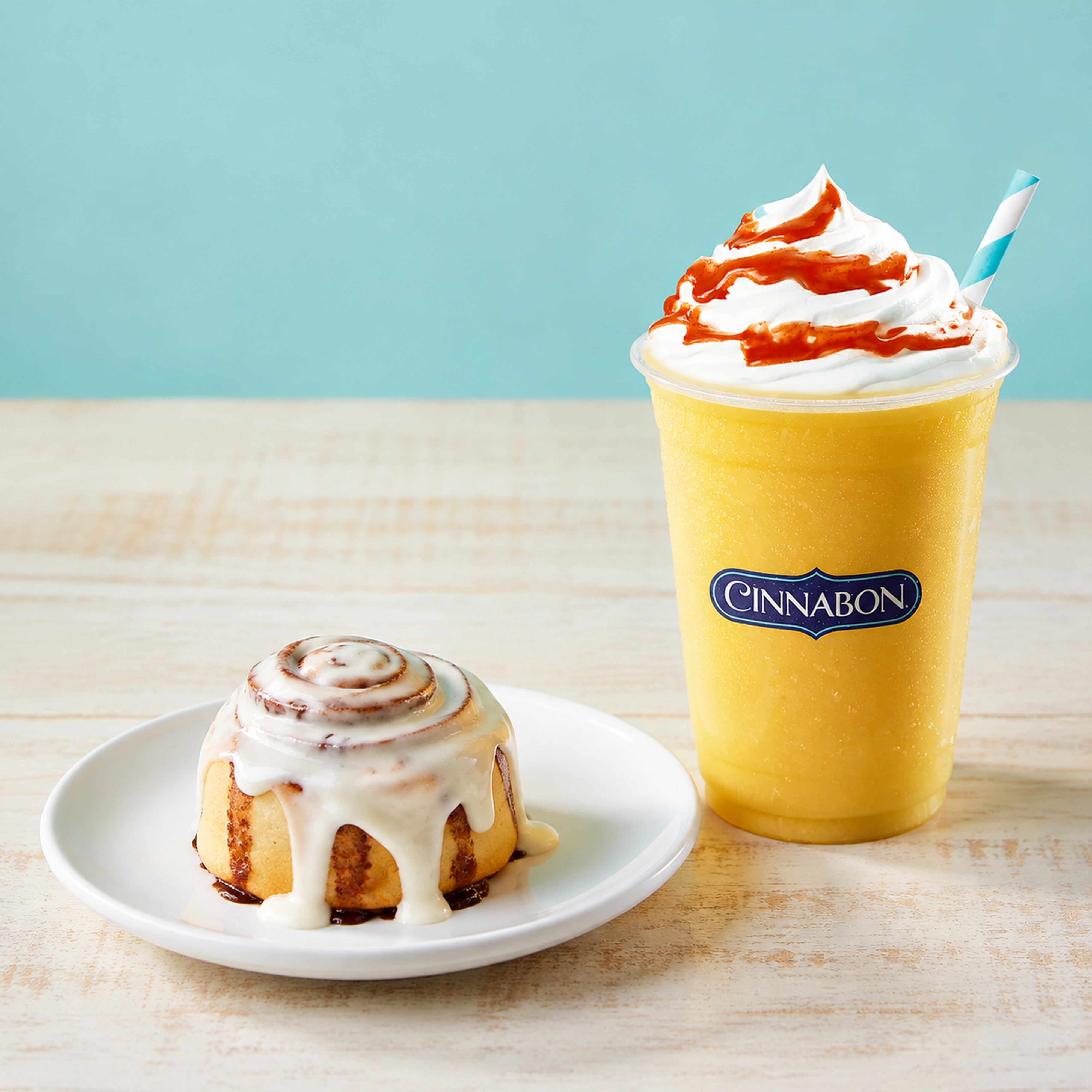 La respuesta de Cinnabon ante el calor fue mover la oferta hacia categorías de frío y la venta cruzada de rollos de canela con bebidas de verano. (Foto: Cinnabon Perú).