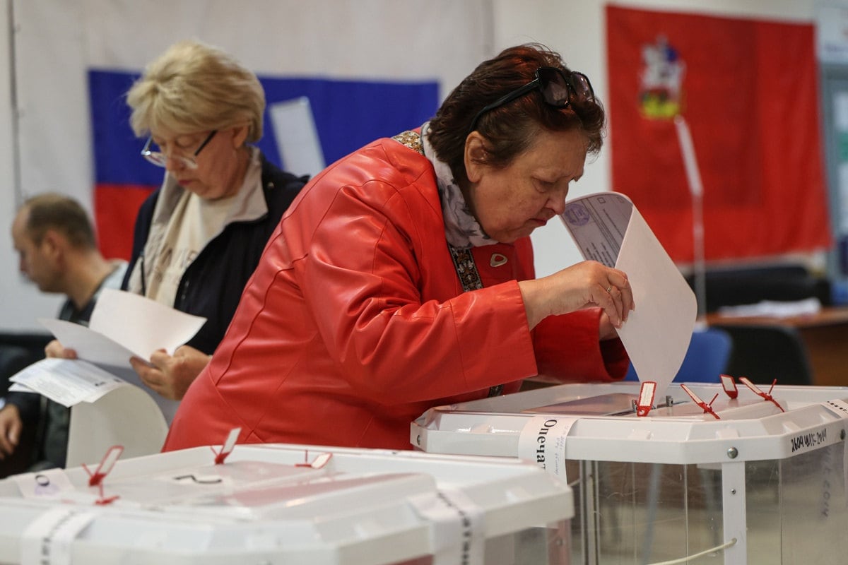 Una mujer emite su voto en un colegio electoral de Podolsk, región de Moscú, Rusia, el 20 de septiembre de 2026. Foto: EFE/EPA/MAXIM SHIPENKOV