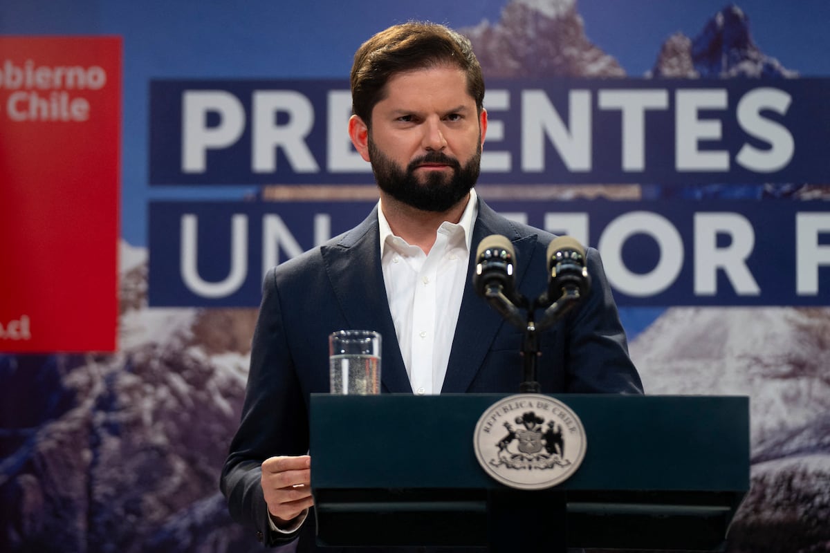 Una imagen publicada por la oficina de prensa de la presidencia de Chile muestra al presidente Gabriel Boric dirigiéndose a la nación. (Foto por Folleto / Presidencia de Chile / AFP)