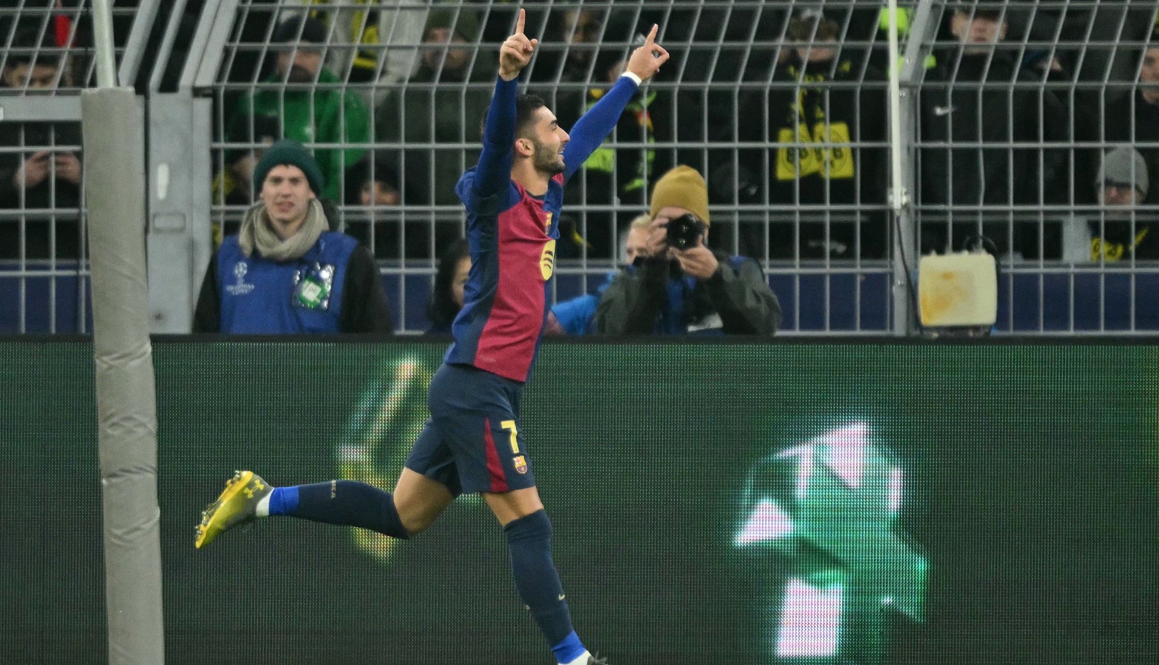 Barcelona ganó de visita 2-3 ante B. Dortmund en la Jornada 6 de la UEFA Champions League 2024-25. (Foto: AFP)