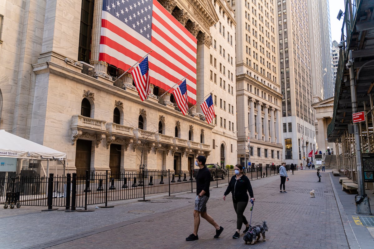 Tanto las acciones como los bonos se vieron golpeados por las salidas de capitales esta semana, ya que los inversionistas temen que la economía mundial pueda contraerse en medio de una inflación galopante y bancos centrales más restrictivos.