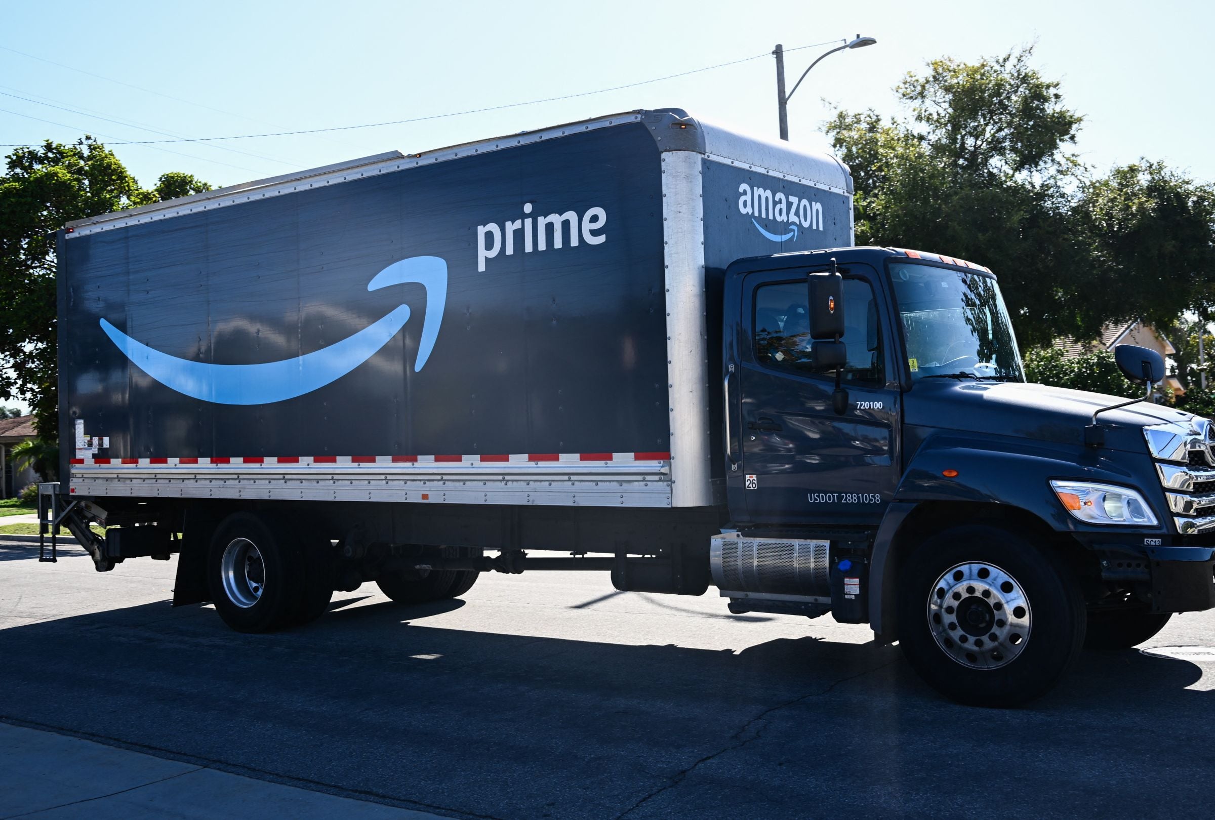 Un camión con el logotipo de Amazon Prime circula por un barrio de Torrance, California, el 12 de septiembre de 2023 (Foto: Patrick T. Fallon / AFP)