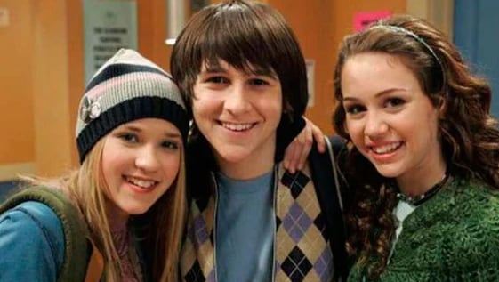 Emily Osment, Mitchel Musso y Miley Cyrus en una escena dela icónica serie "Hannah Montana" (Foto: Disney)