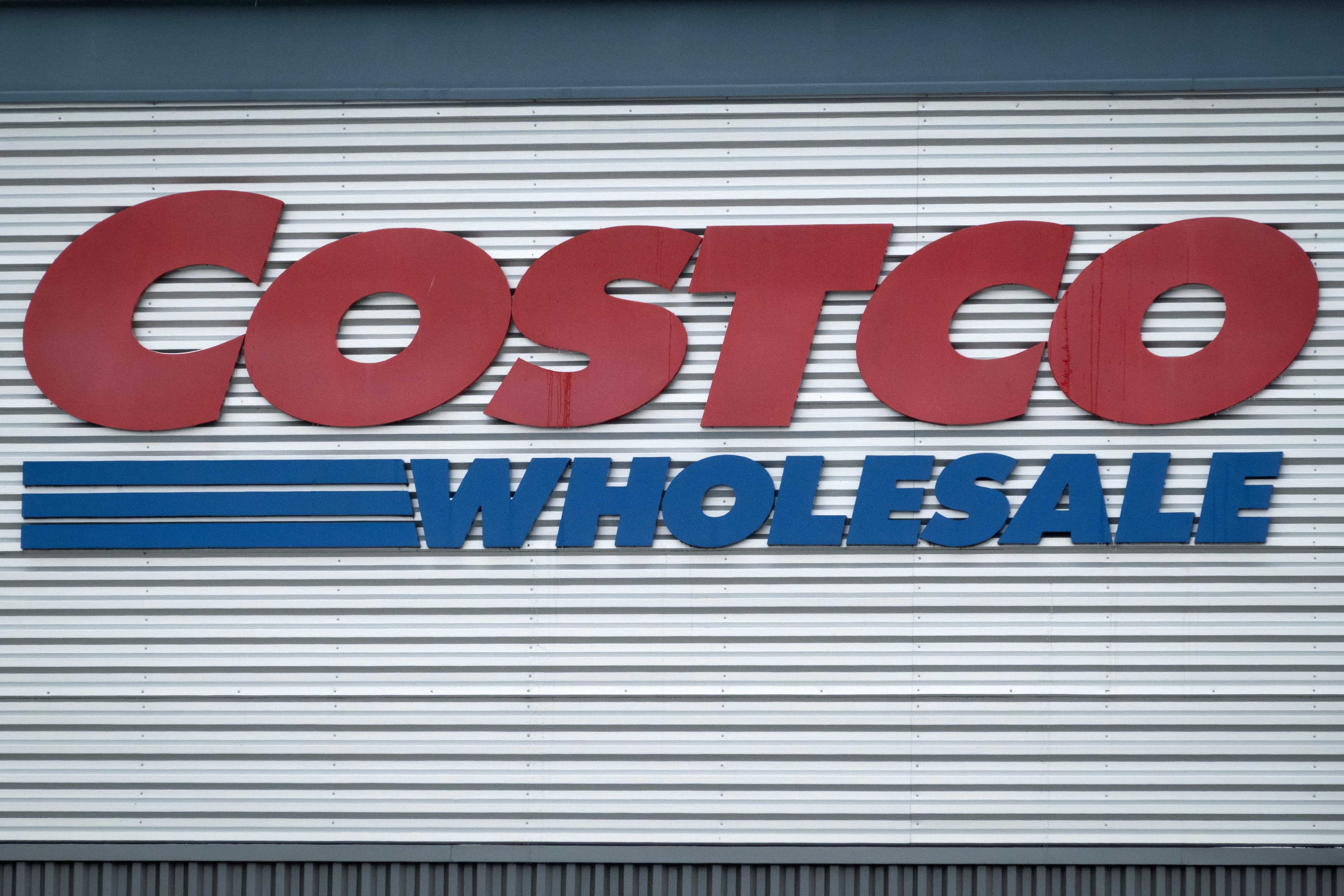 Desde hace cuatro décadas, Costco ofrece este tradicional combo a tan solo $1.50. (Crédito: SCOTT OLSON / GETTY IMAGES NORTH AMERICA / Getty Images via AFP)