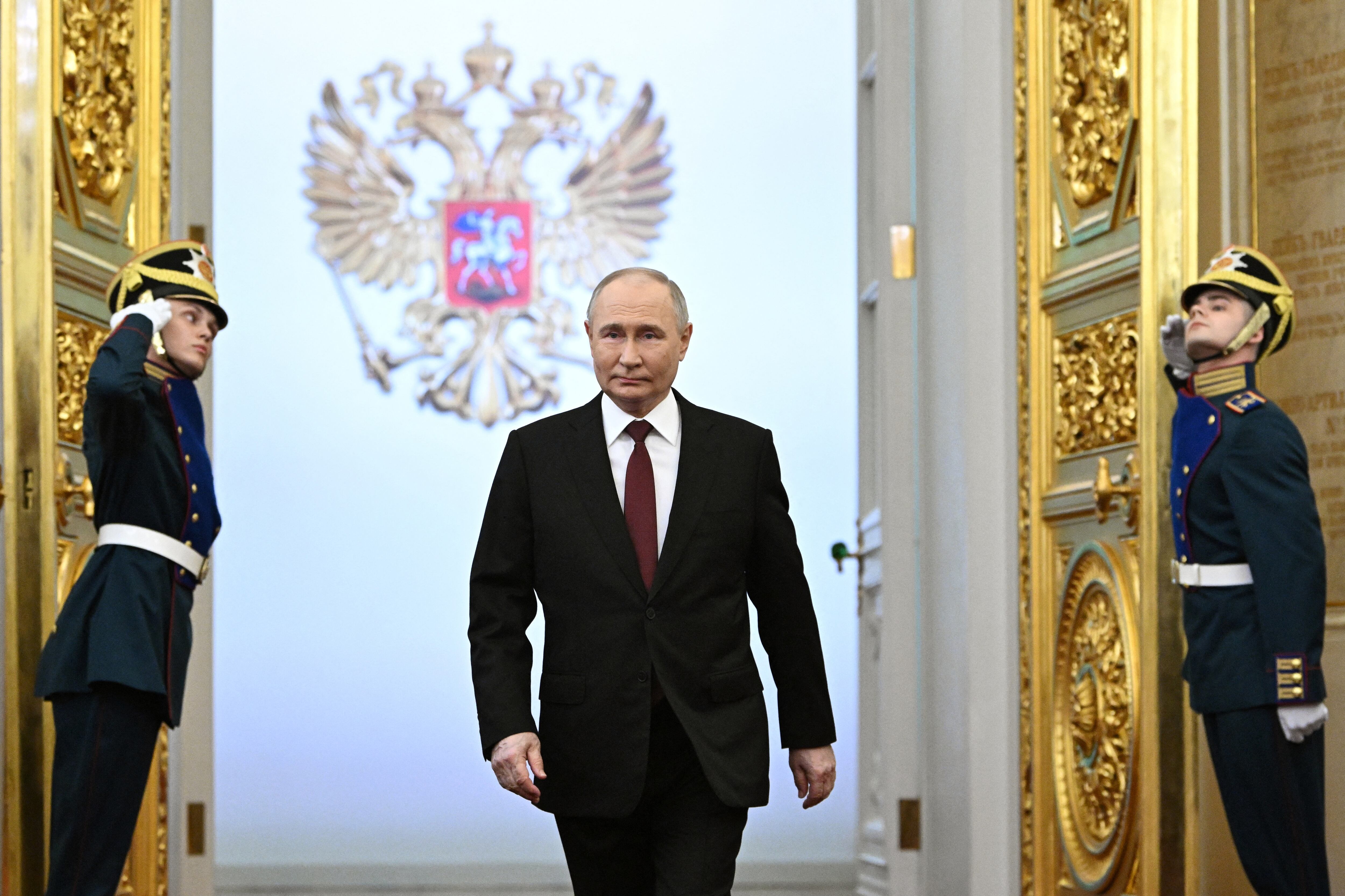 El presidente de Rusia Vladimir Putin camina antes de su ceremonia de toma de posesión en el Kremlin el 7 de mayo de 2024. (Foto de Sergei BOBYLYOV/POOL/AFP).