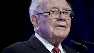La firma de Warren Buffett reduce su participación en Apple