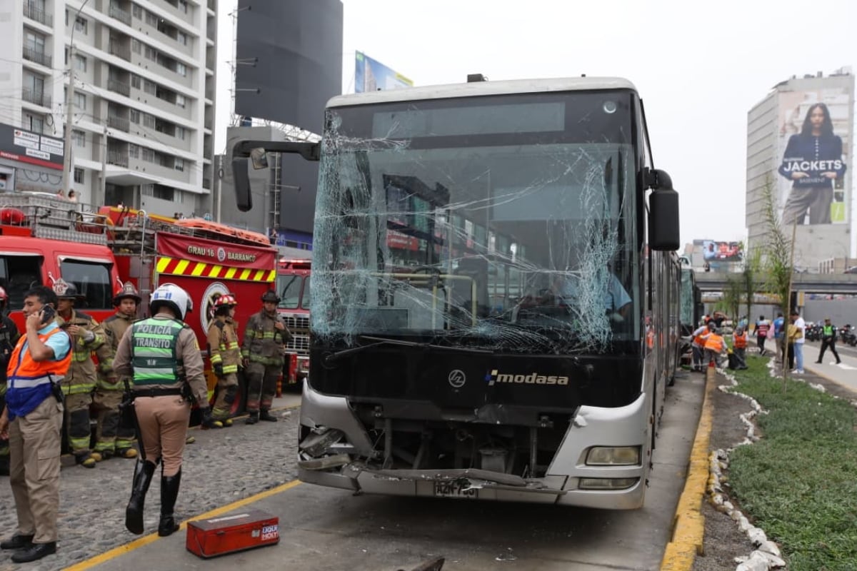 Tres buses del Metropolitano chocaron la mañana de este lunes en la vía exclusiva de la avenida Paseo de la República, entre las estaciones Angamos y Ricardo Palma, en Miraflores. (Foto: GEC)