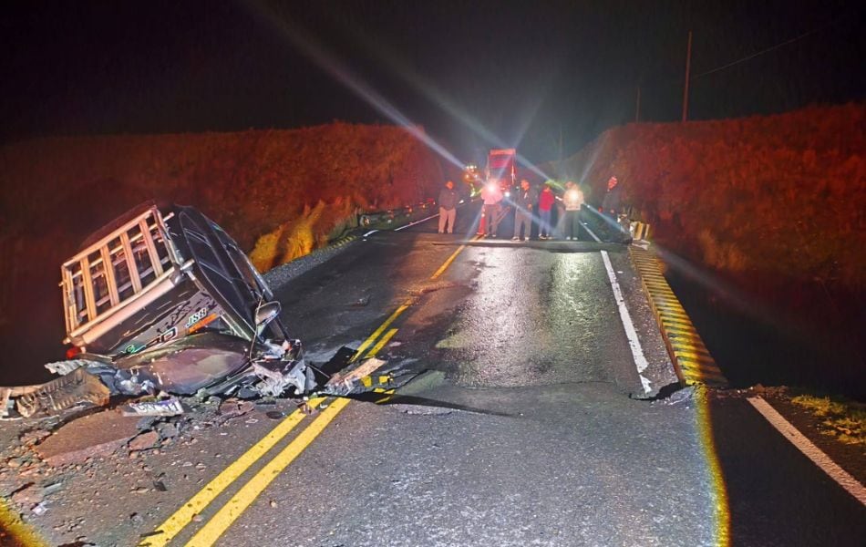 El colapso del puente Sahuay dejó a una persona fallecida y al menos tres heridos, según reportes de las autoridades. (Foto: COER)