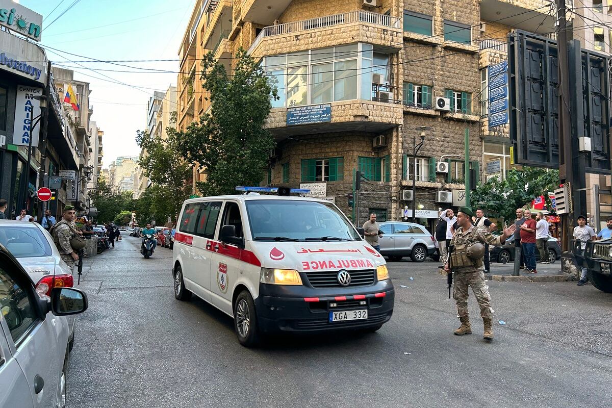 Una ambulancia traslada a personas heridas a un hospital en Beirut el 17 de septiembre de 2024, después de que se produjeran explosiones en varios bastiones de Hezbolá en el Líbano. (Foto de Anwar AMRO / AFP)