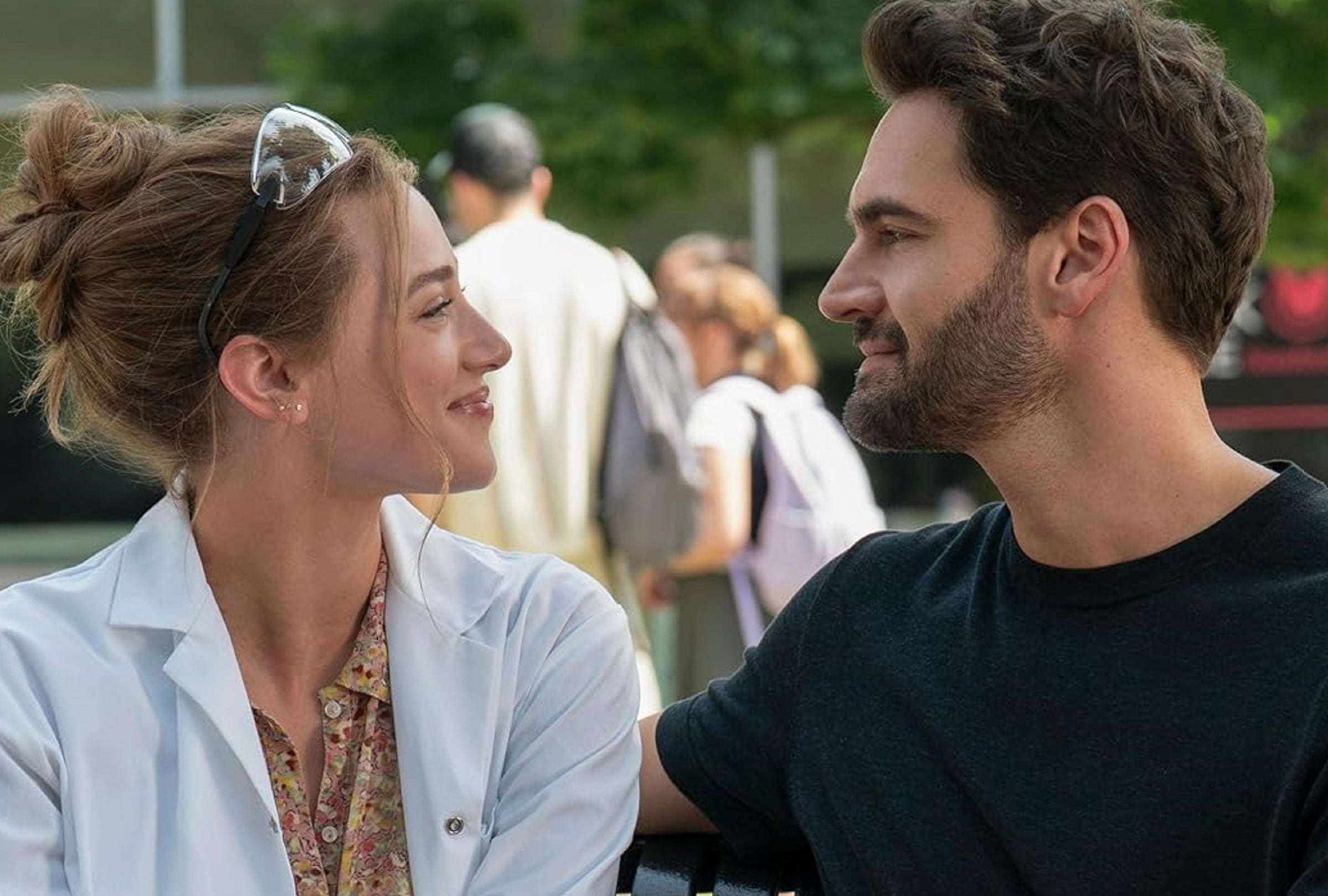 Lili Reinhart y Tom Bateman protagonizan esta historia en la que dos científicos acaban involucrados en una relación falsa en la película "The Love Hypothesis" (Foto: Amazon Prime Video)