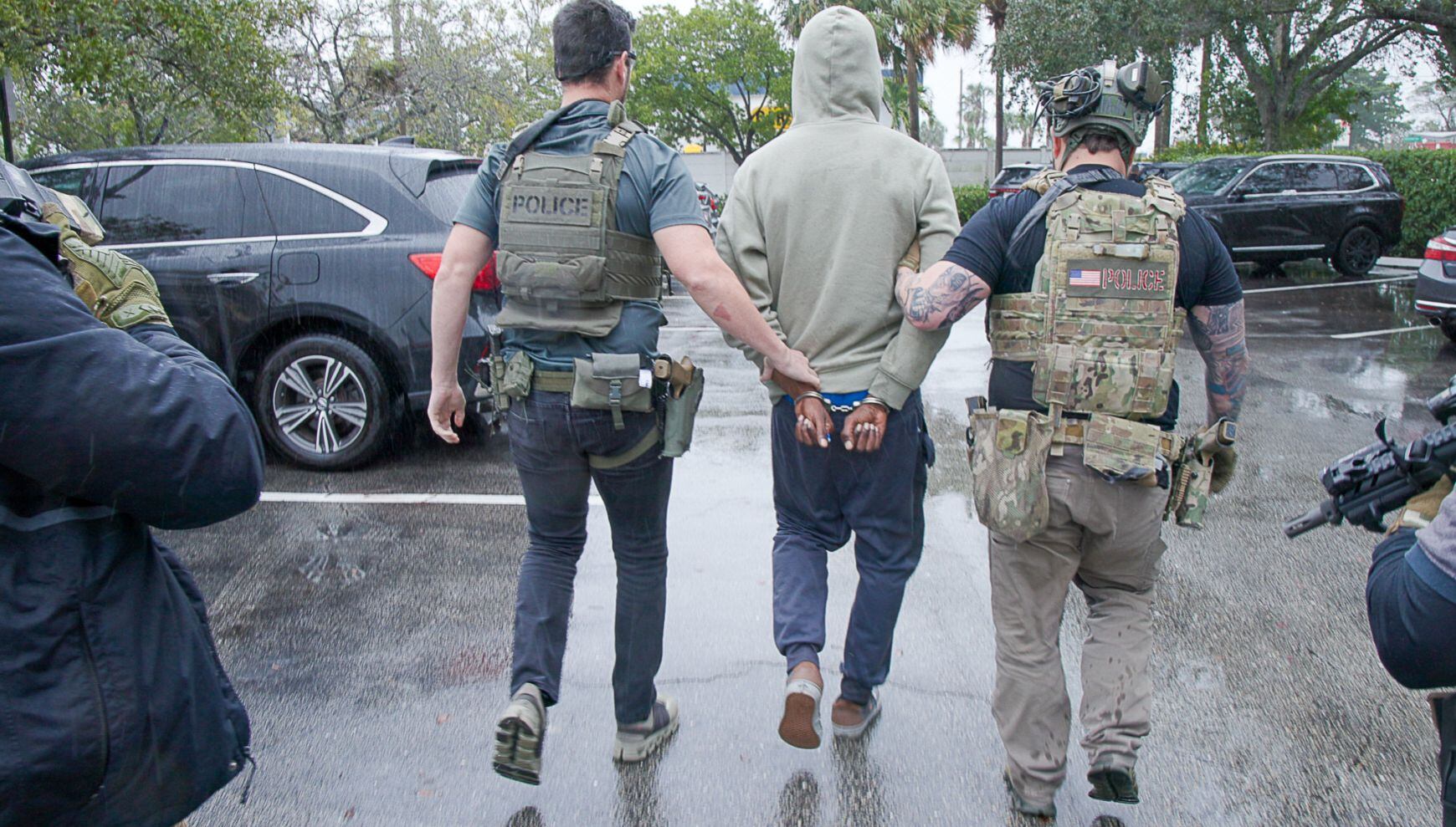 Abogados y expertos usan esta expresión para describir detenciones que, según reportes, pueden completarse en alrededor de un minuto y medio: desde que los agentes se acercan hasta que la persona es trasladada. No se trata de una regla oficial publicada por ICE (Foto: ICE /Flickr)