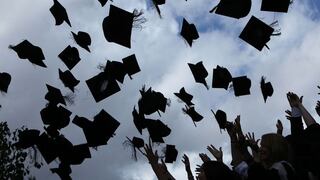 EE.UU.: Deuda de estudios afecta a graduados por bajos salarios