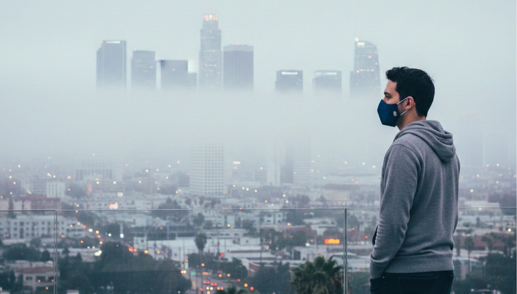 California enfrenta niveles elevados de PM2.5 que han llevado a las autoridades a pedir a la población limitar las actividades al aire libre. | Crédito: Imagen creada por Gestión Mix usando la IA de Gemini
