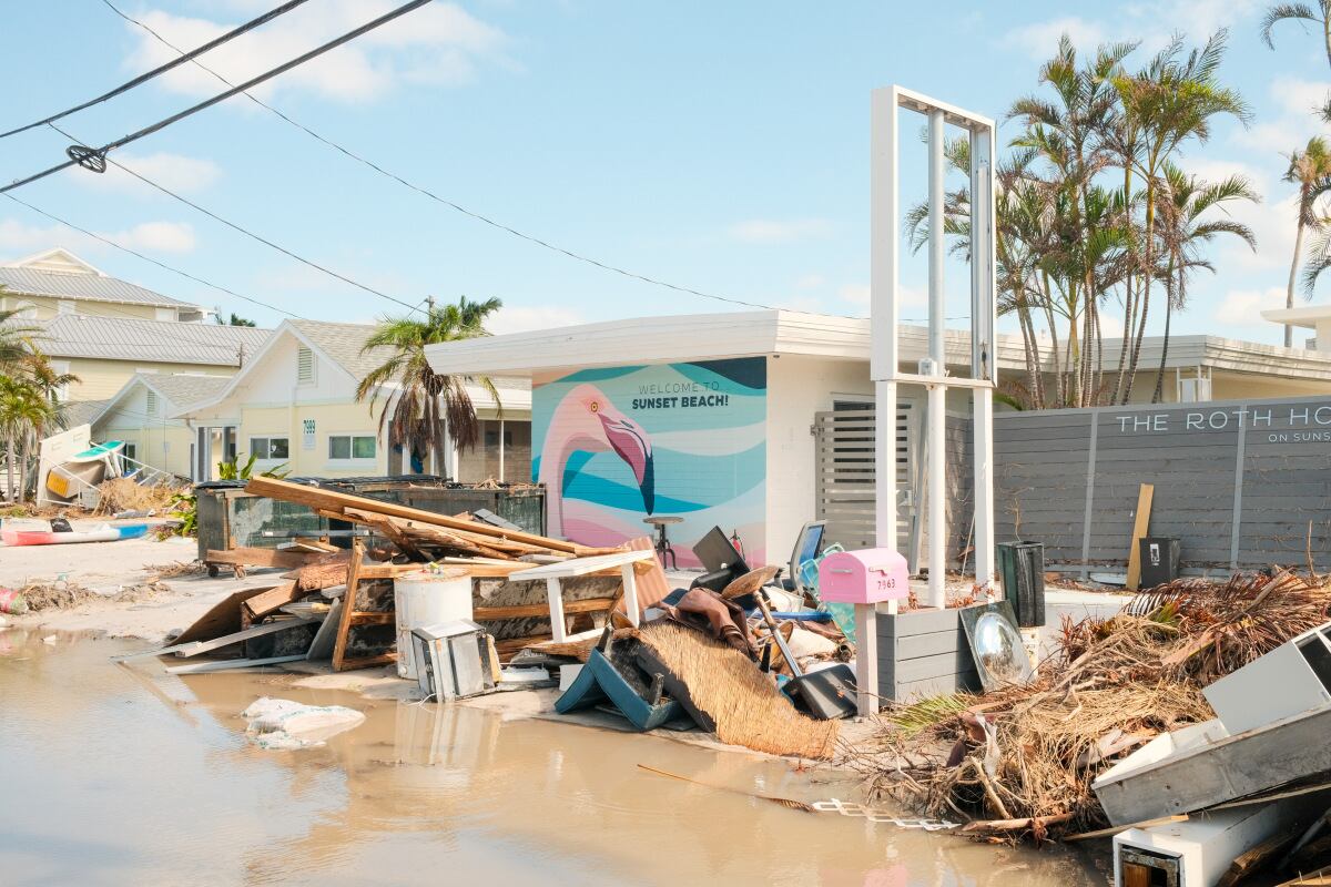 Escombros frente a edificios después del huracán Milton en St. Pete Beach, Florida, EE.UU., el jueves 10 de octubre de 2024. Más de 3 millones de personas estaban sin electricidad hasta el jueves por la mañana, después de que el huracán Milton tocara tierra y cruzara el estado.
